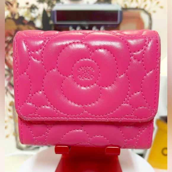 Lambskin Camellia Embossed Compact leather Wallet Fuchsia - Picture 1 of 17